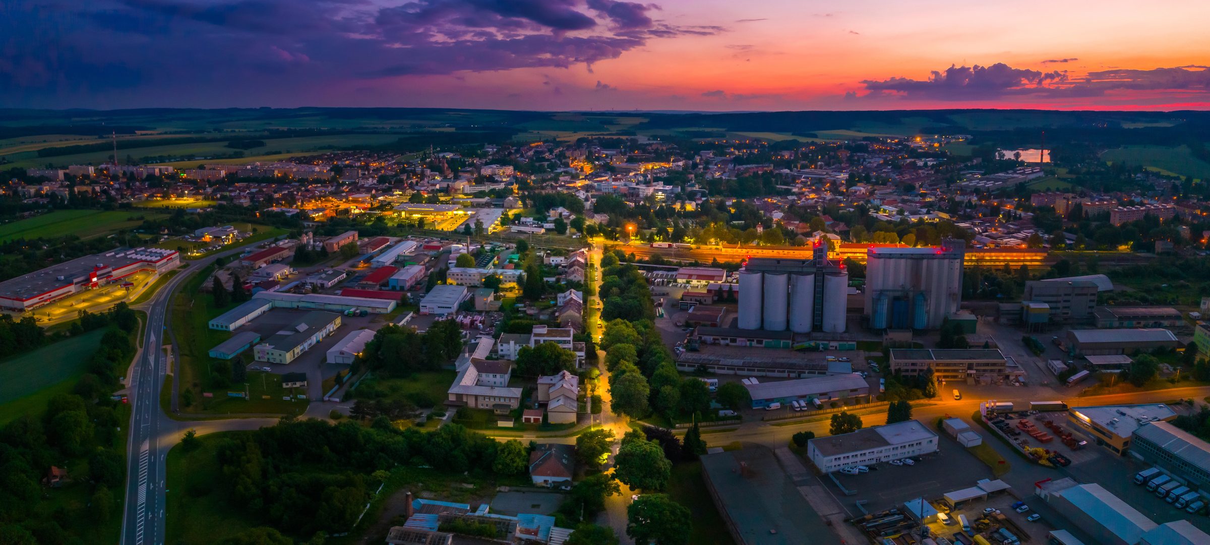 Svitavy s průmyslovou zónou za soumraku